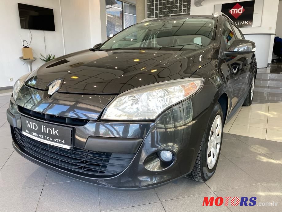 2010' Renault Megane Grandtour photo #2