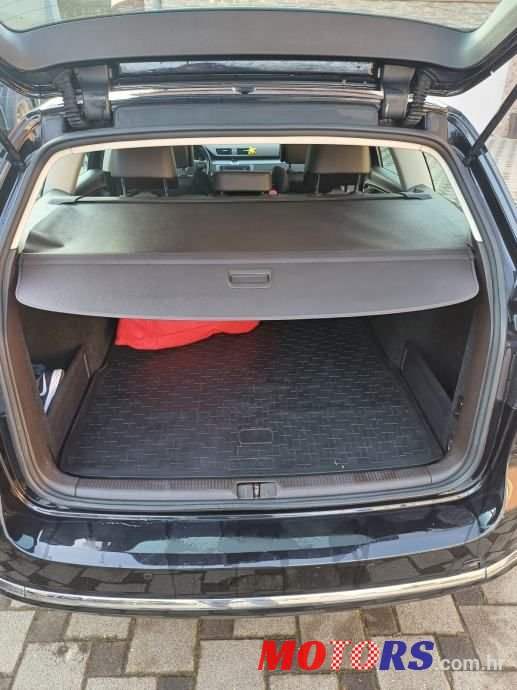 2011' Volkswagen Passat Variant photo #5