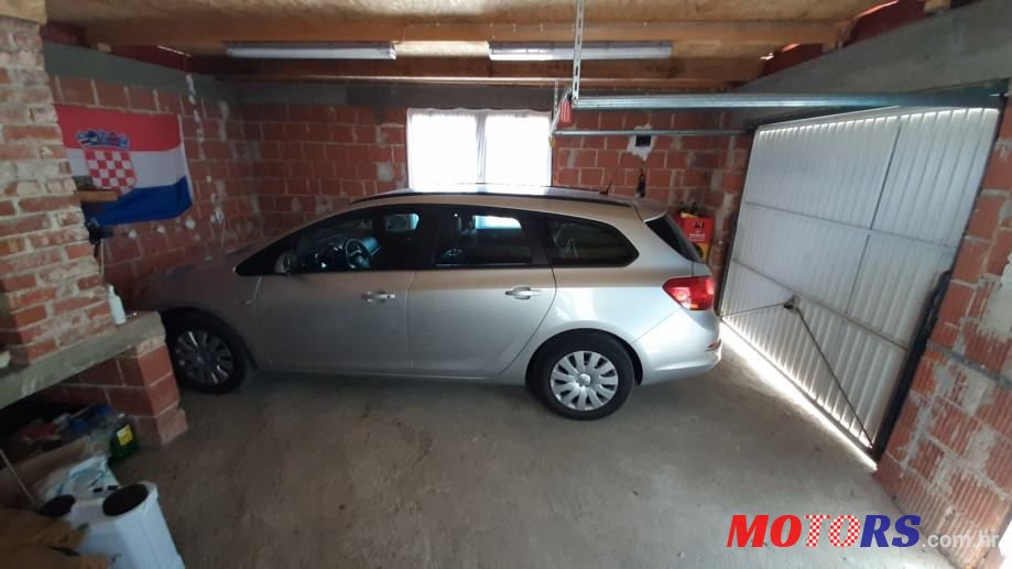 2015' Opel Astra Karavan photo #1