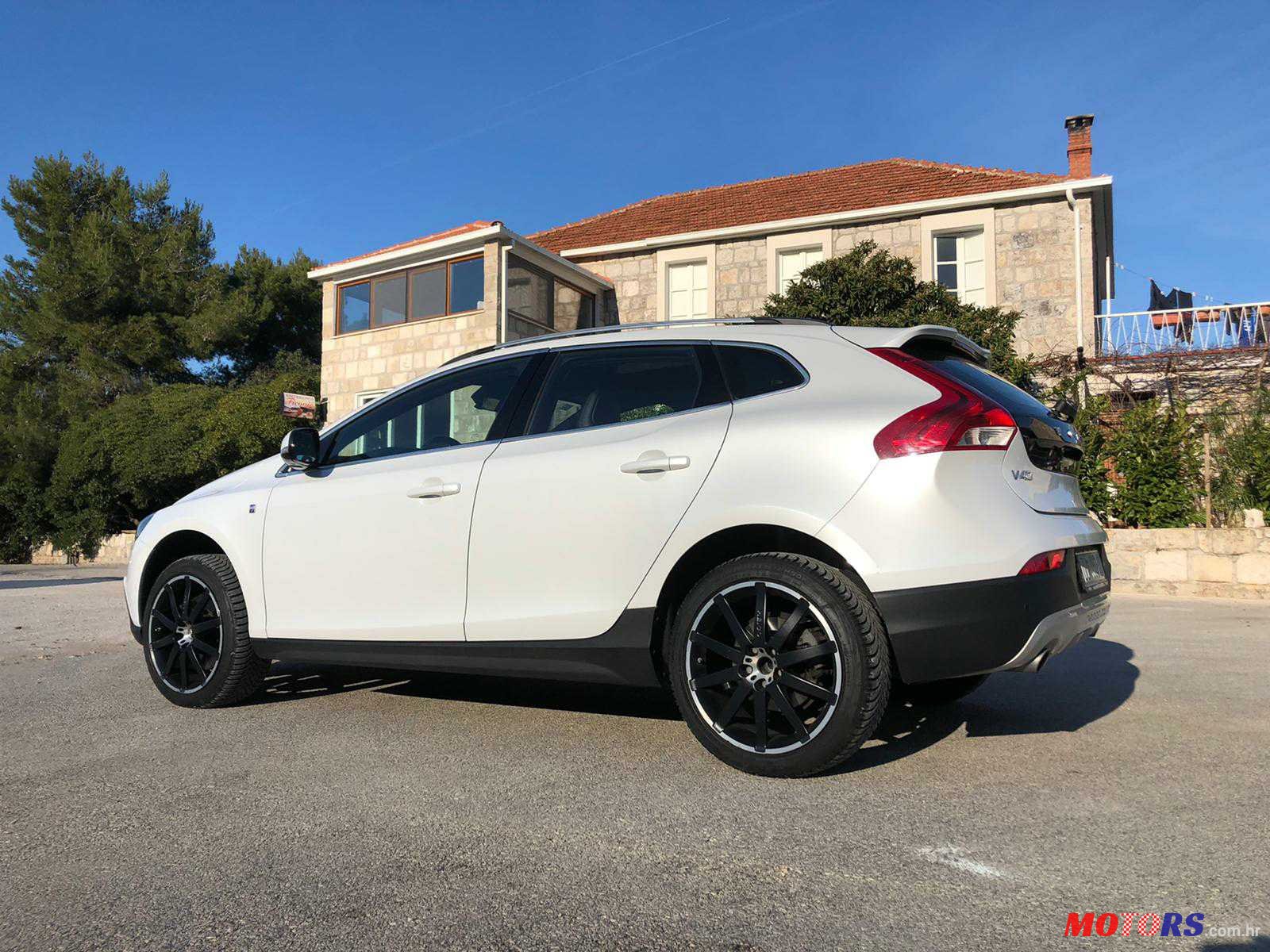 2014' Volvo V40 Cross Country photo #6