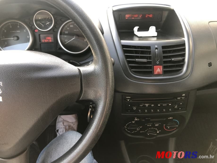 2011' Alfa Romeo 33 1,4 E photo #6