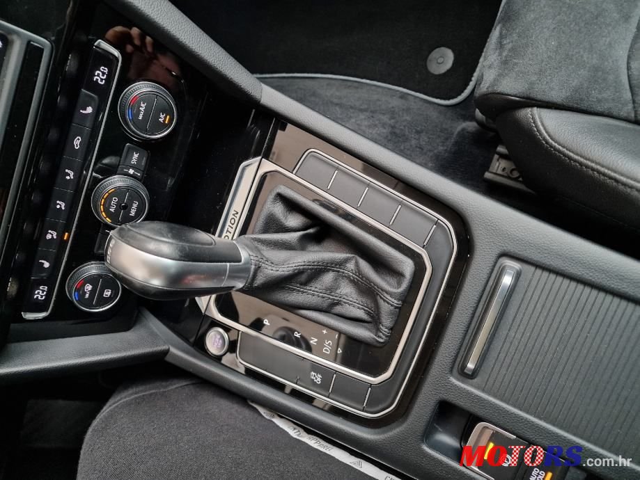 2015' Volkswagen Passat Variant photo #3