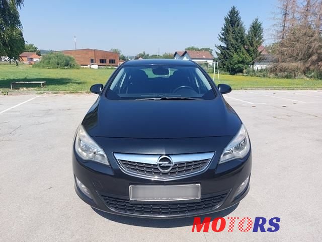 2011' Opel Astra photo #2