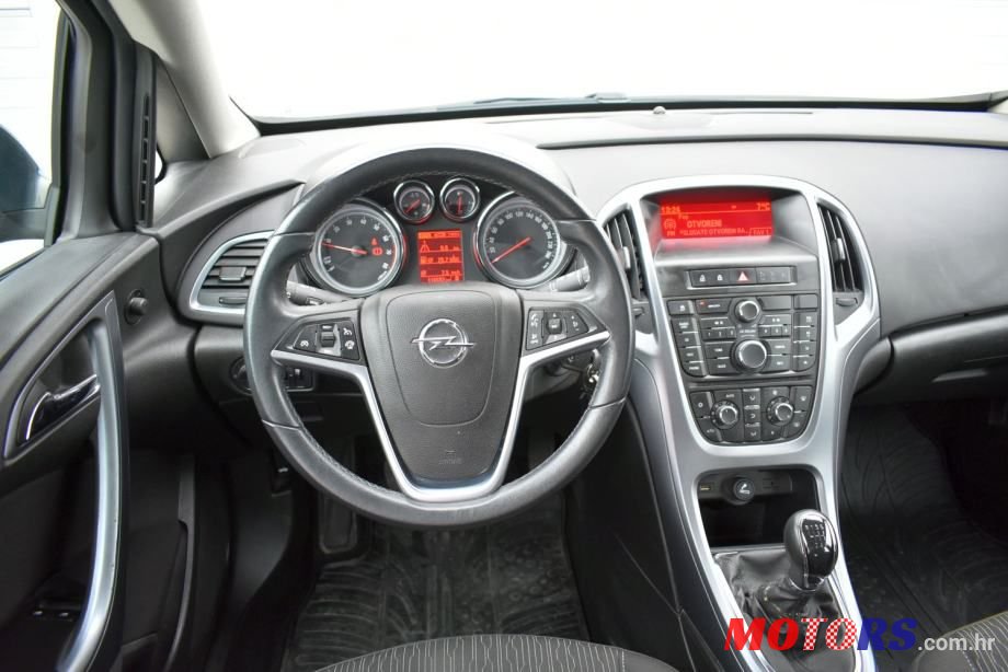2014' Opel Astra photo #4
