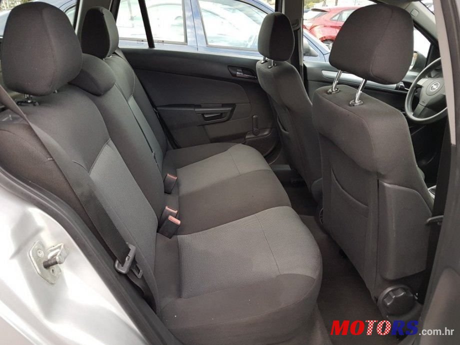 2006' Opel Astra Karavan photo #4