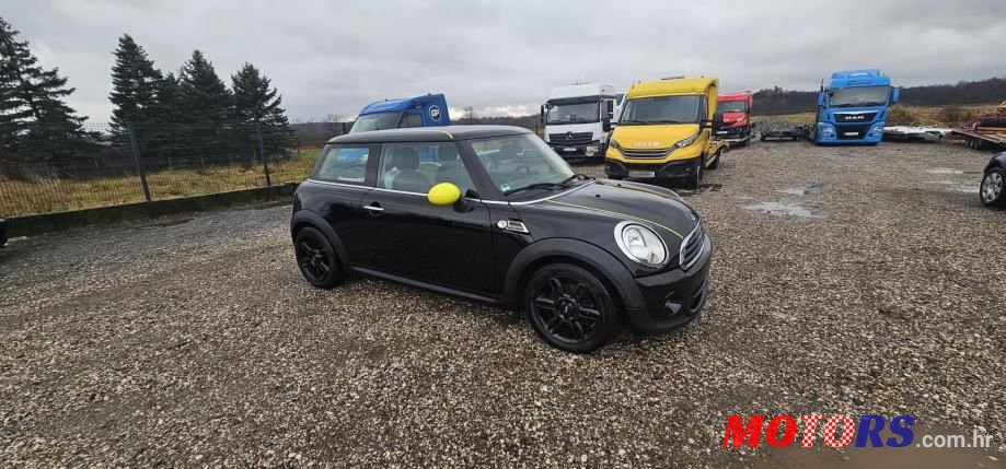 2013' MINI Cooper D photo #1