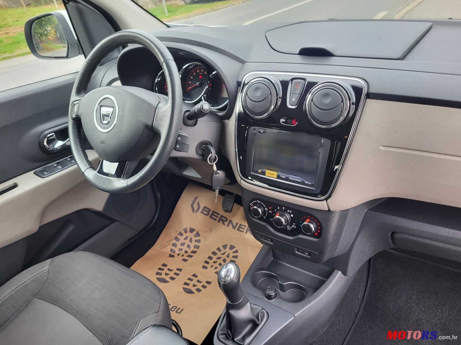 2013' Dacia Lodgy photo #2