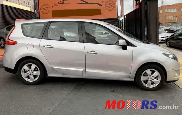 2011' Renault Scenic photo #6