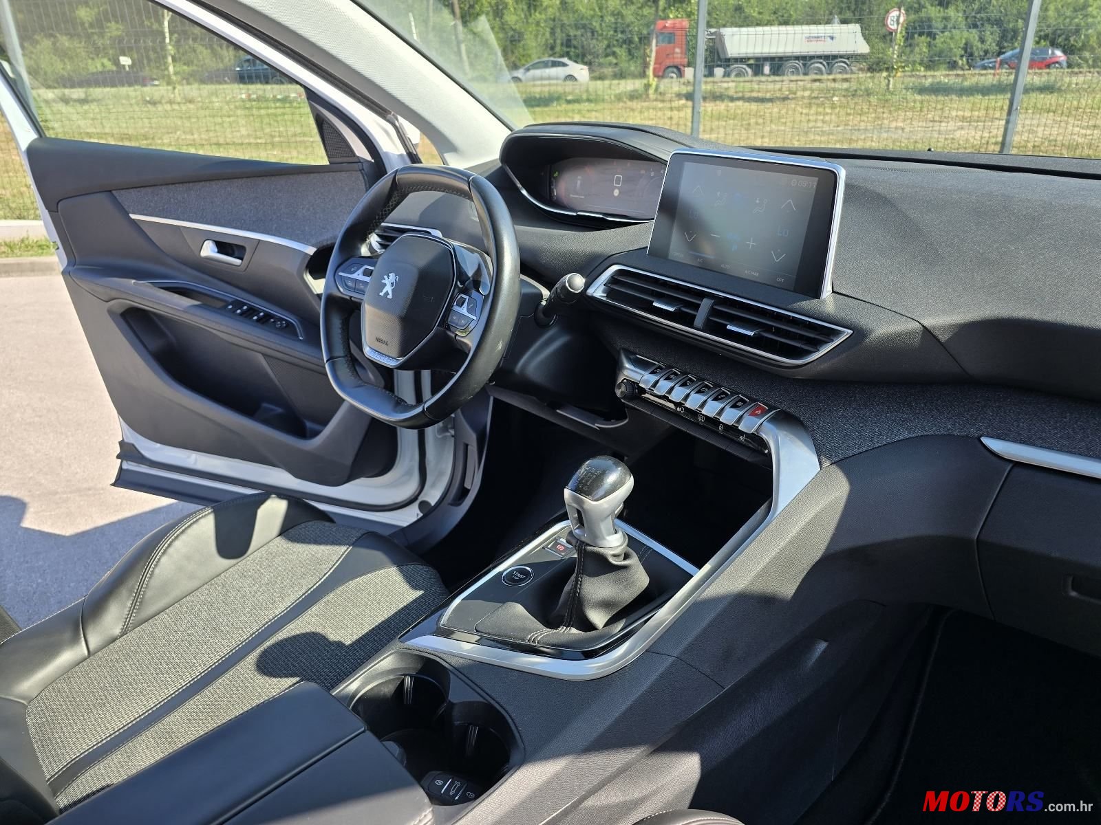 2018' Peugeot 3008 1,2 photo #4