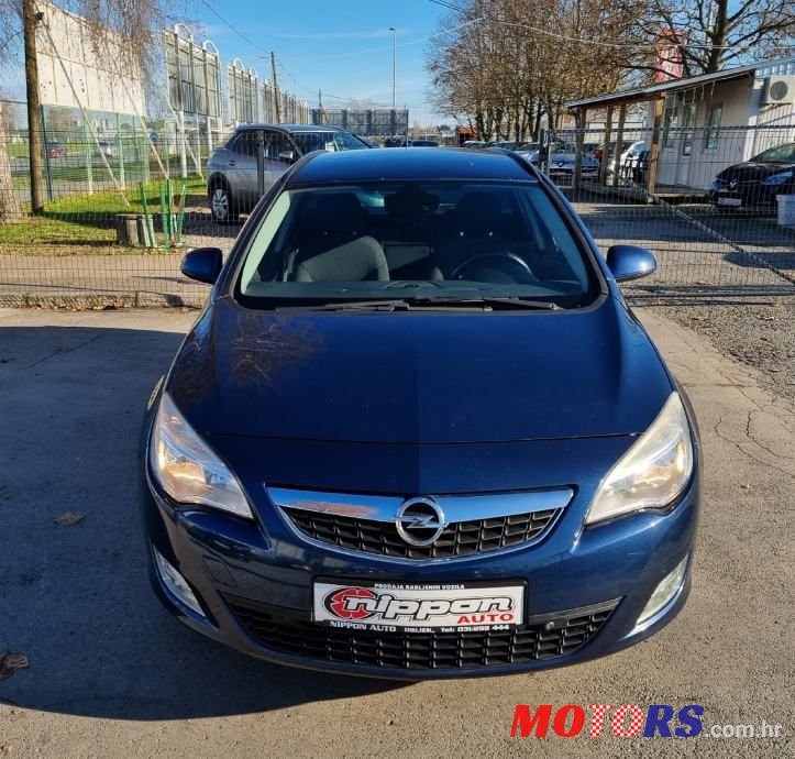 2011' Opel Astra Karavan photo #2