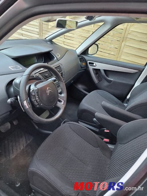 2011' Citroen C4 Picasso photo #3