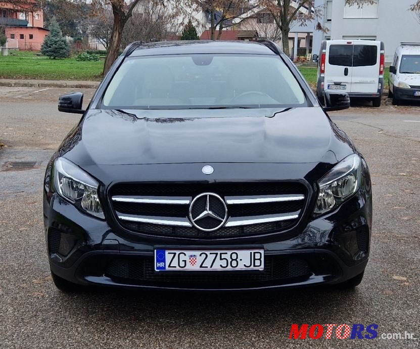 2015' Mercedes-Benz GLA 180 Cdi photo #2