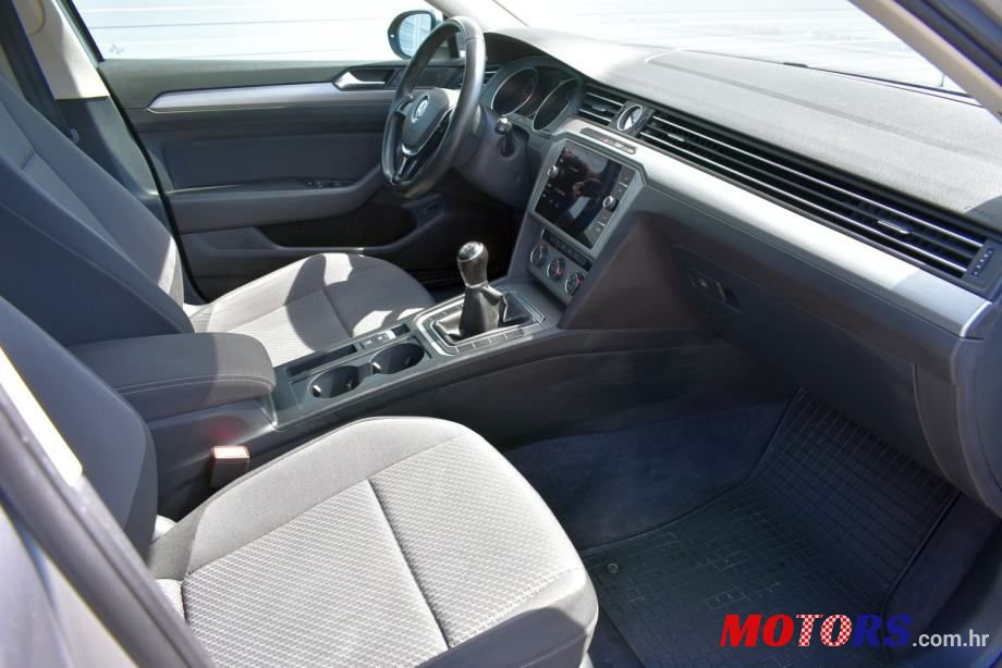 2018' Volkswagen Passat photo #4