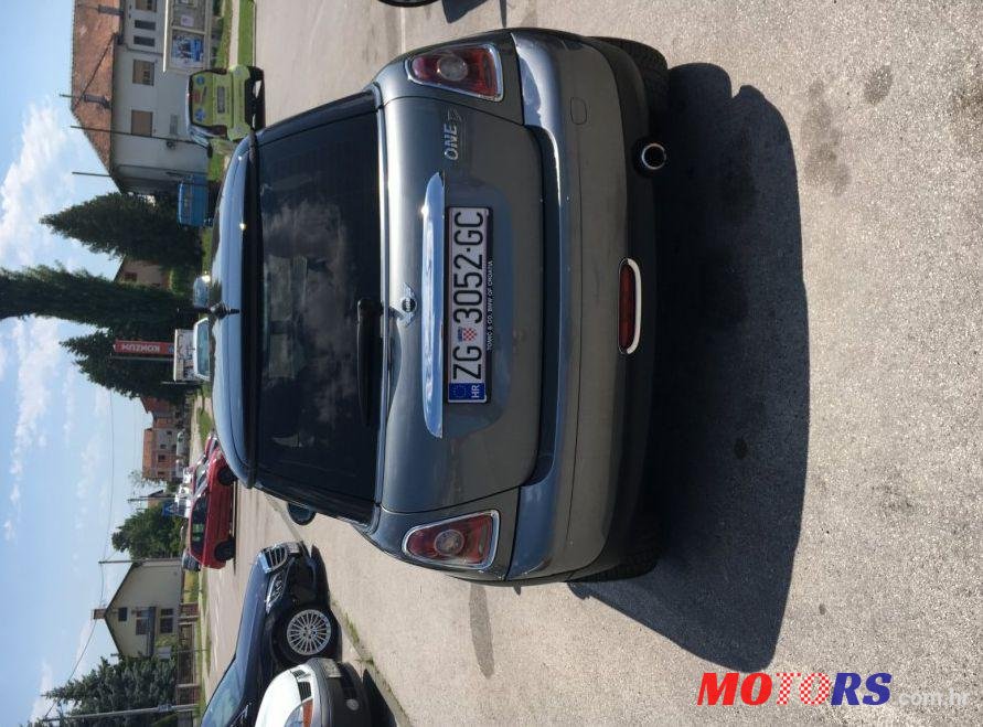 2009' MINI Cooper Mini One photo #2