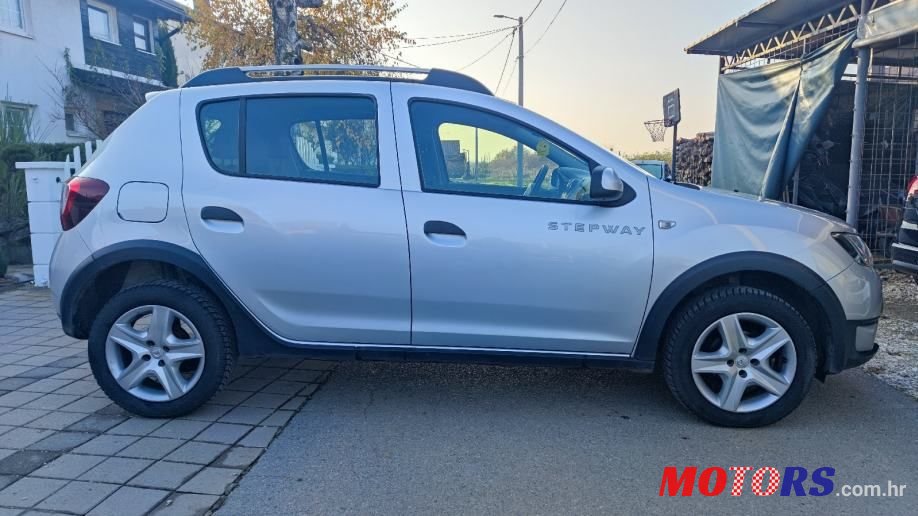 2015' Dacia Sandero photo #5