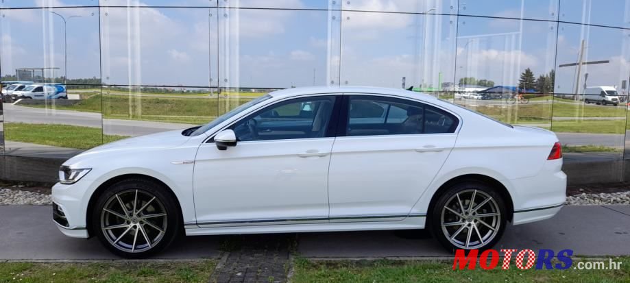 2017' Volkswagen Passat photo #2