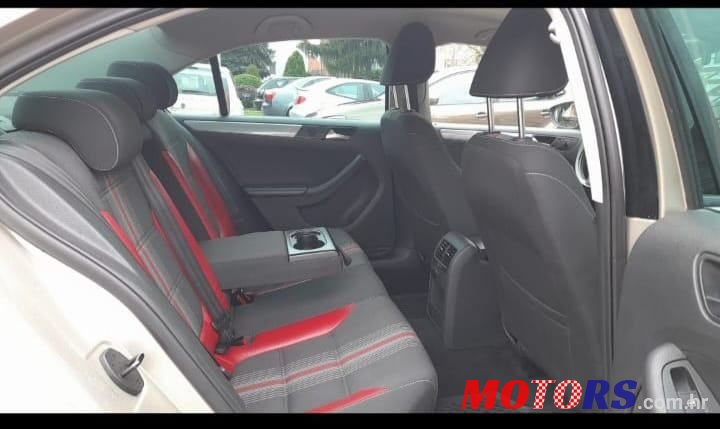 2012' Volkswagen Jetta 1,6 Tdi photo #3
