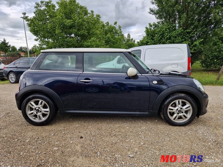 2013' MINI Cooper D photo #6