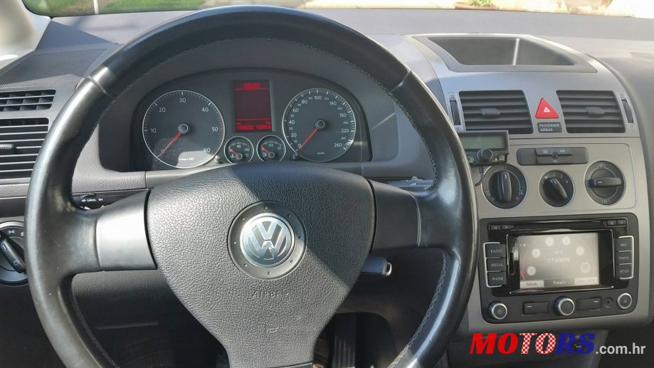 2010' Volkswagen Touran photo #2