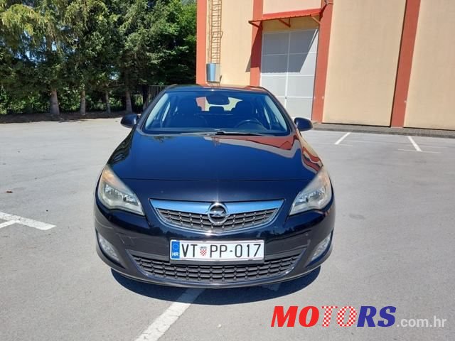 2011' Opel Astra Sport photo #2