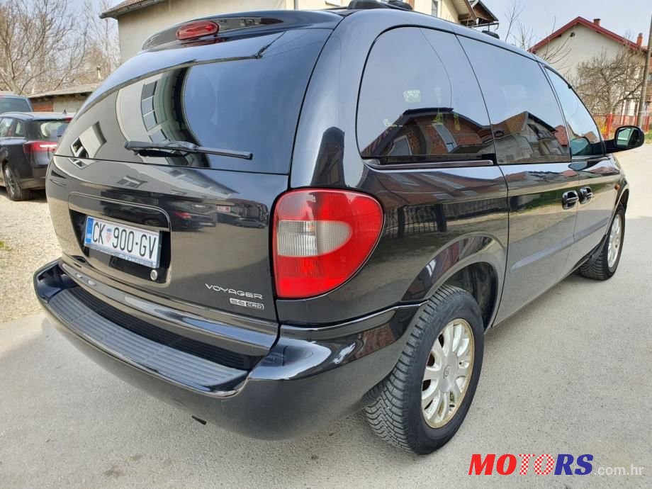 2003' Chrysler Voyager photo #2