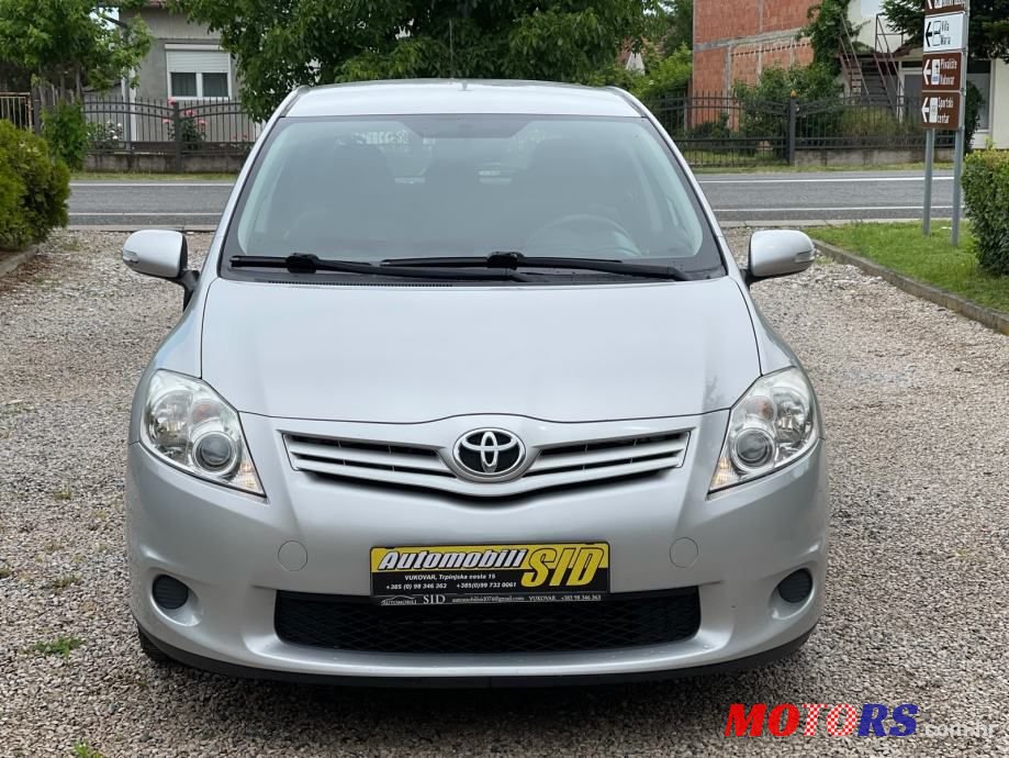 2011' Toyota Auris photo #2