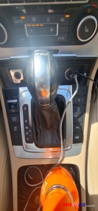 2011' Volkswagen Passat Variant photo #5