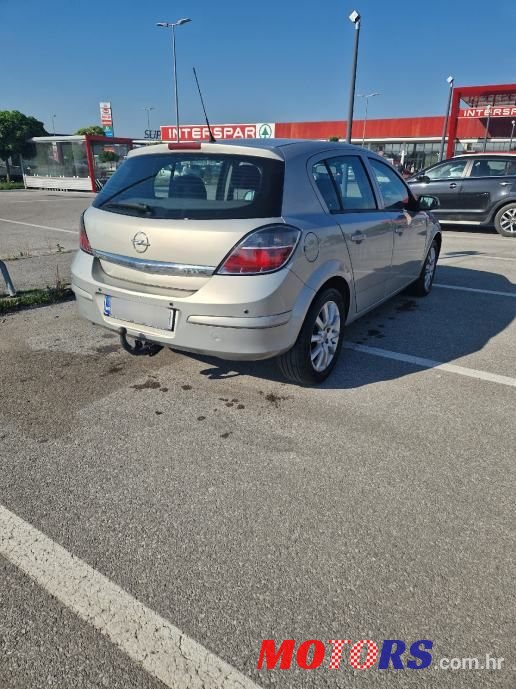 2011' Opel Astra photo #6