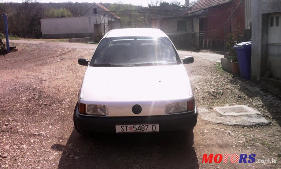 1990' Volkswagen Passat photo #2