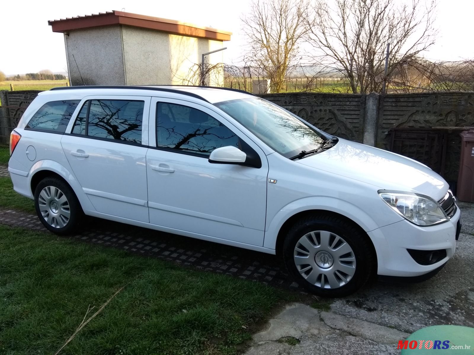 2009' Opel Astra H photo #3