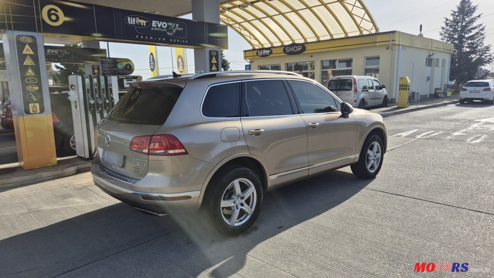 2015' Volkswagen Touareg photo #6