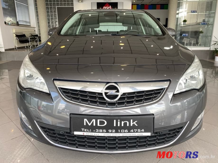 2011' Opel Astra Sport photo #3