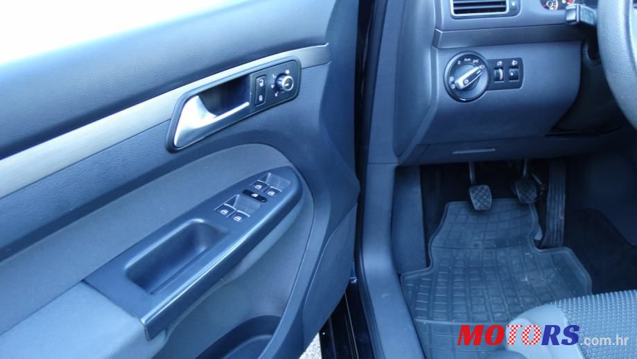 2011' Volkswagen Touran 1,6 Tdi photo #2