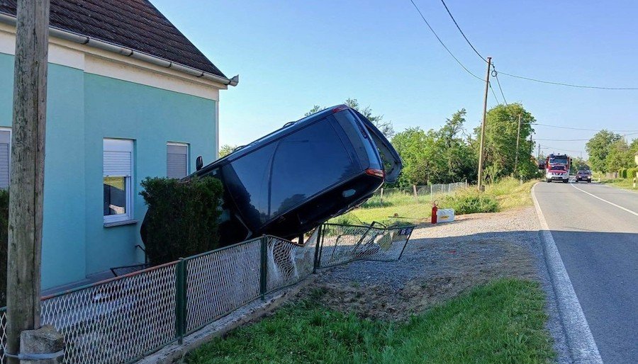 Vozačica pod utjecajem alkohola sletjela s ceste i udarila u obiteljsku kuću nedaleko Garešnice