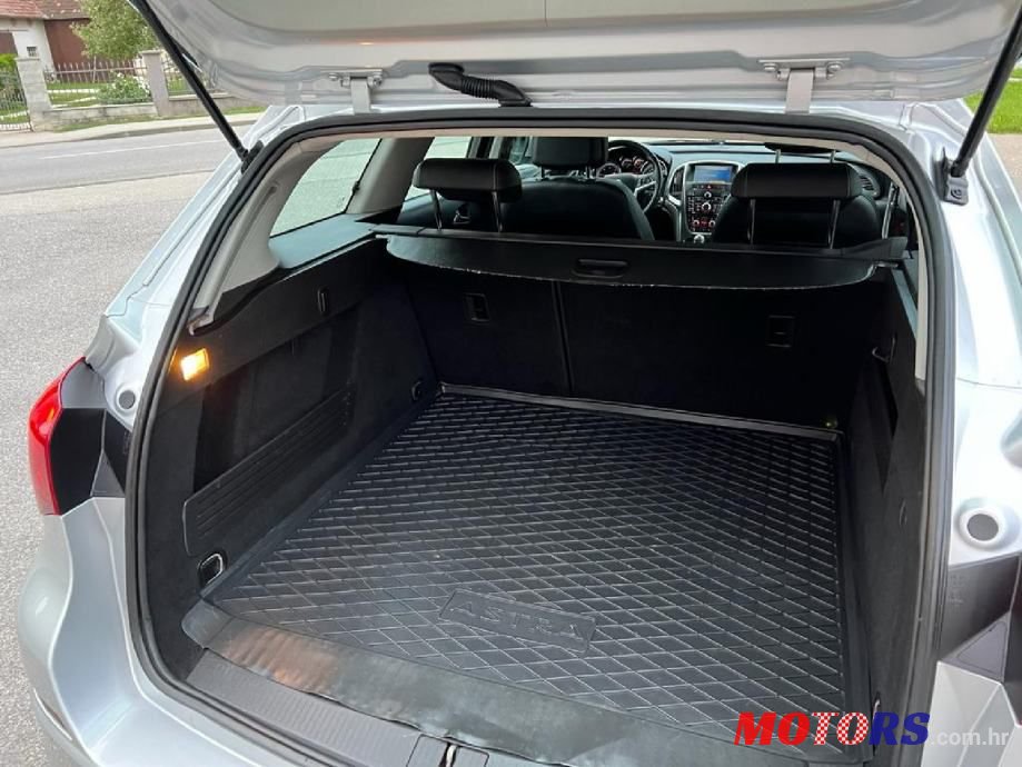 2012' Opel Astra Sport photo #4