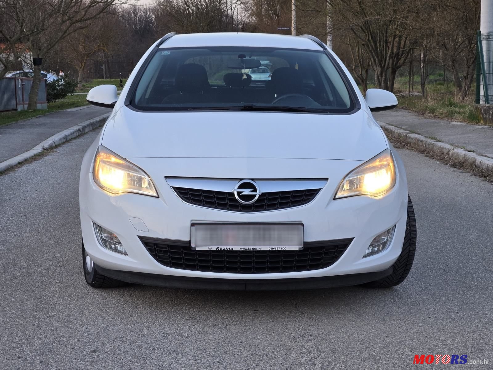 2012' Opel Astra Karavan photo #2