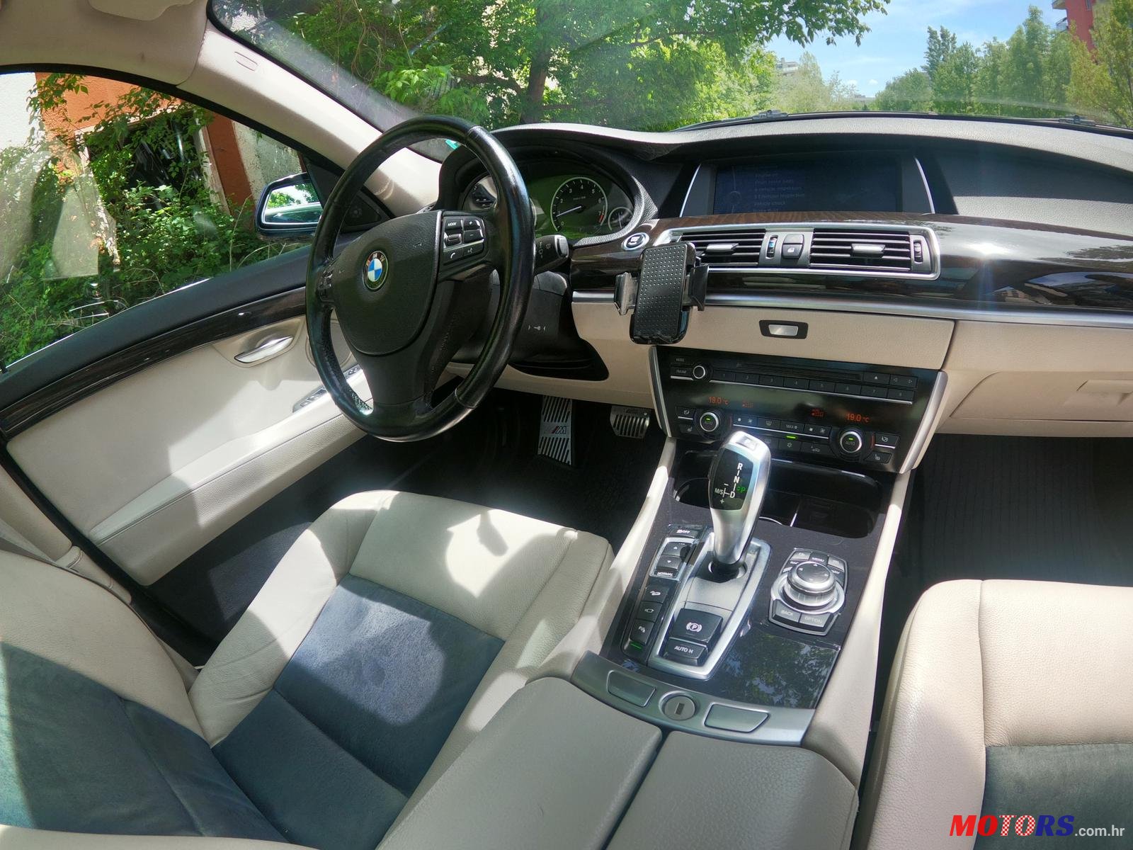 2011' BMW 5 Series GT 550i GT xDrive photo #6