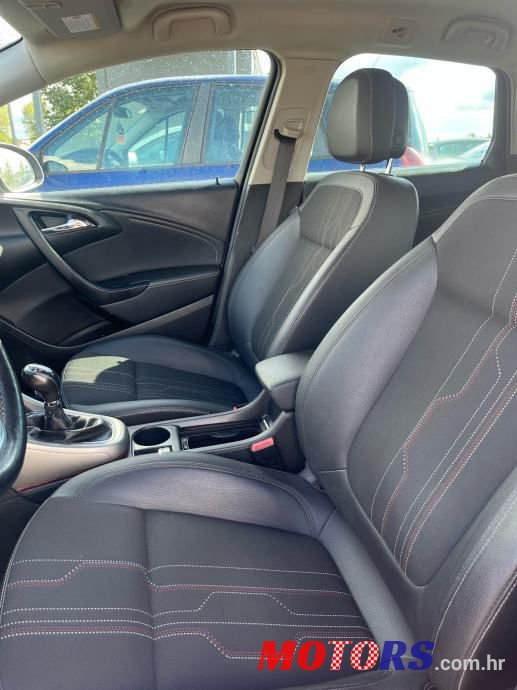 2012' Opel Astra Karavan photo #4