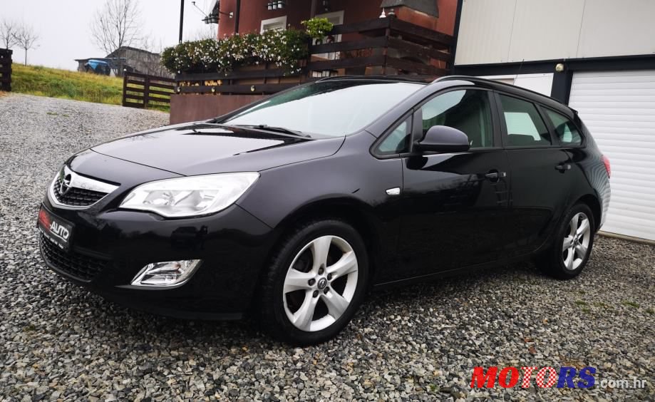 2011' Opel Astra Karavan photo #5