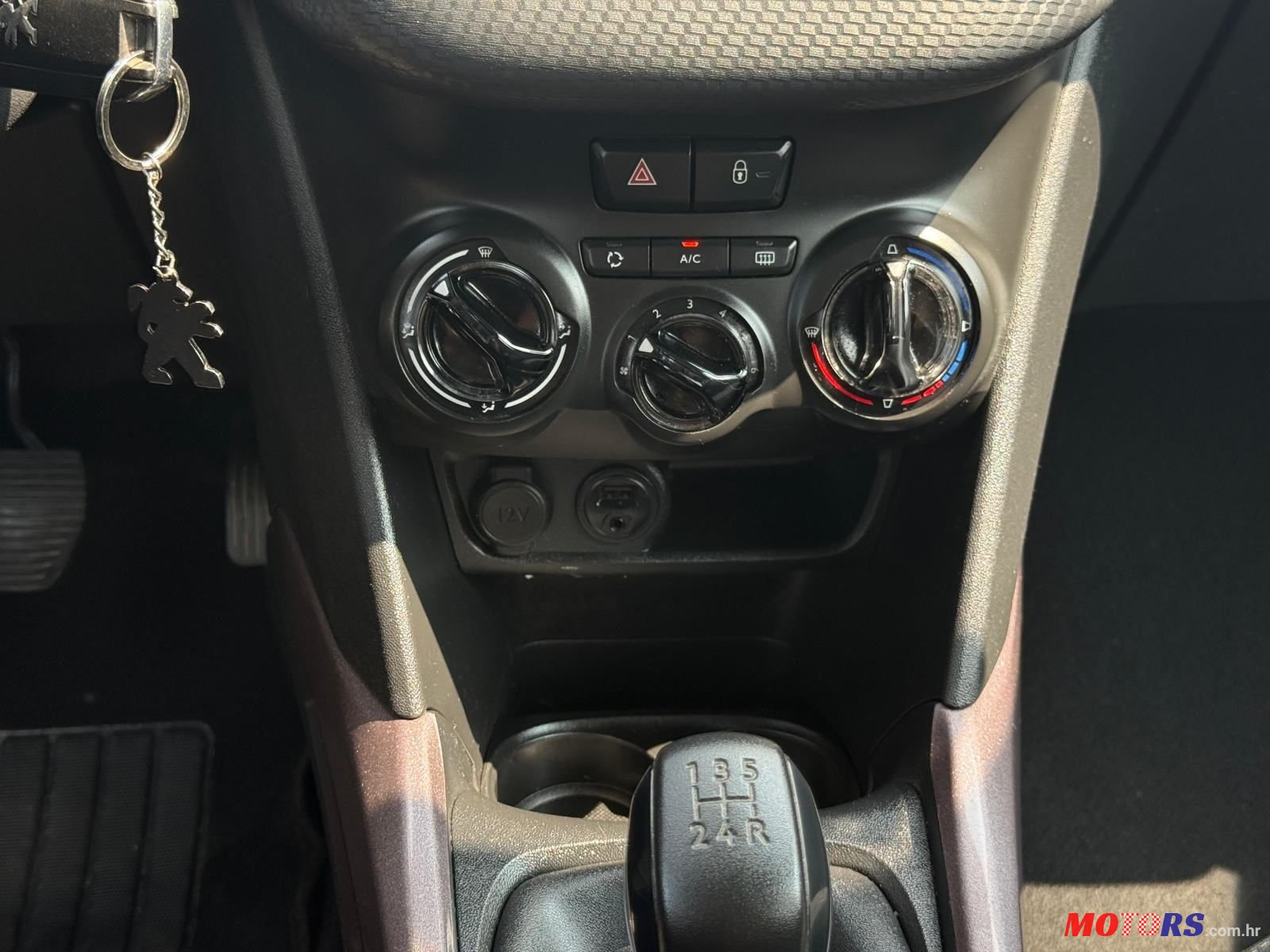 2015' Peugeot 2008 1,2 photo #3