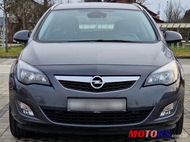 2011' Opel Astra Karavan photo #2