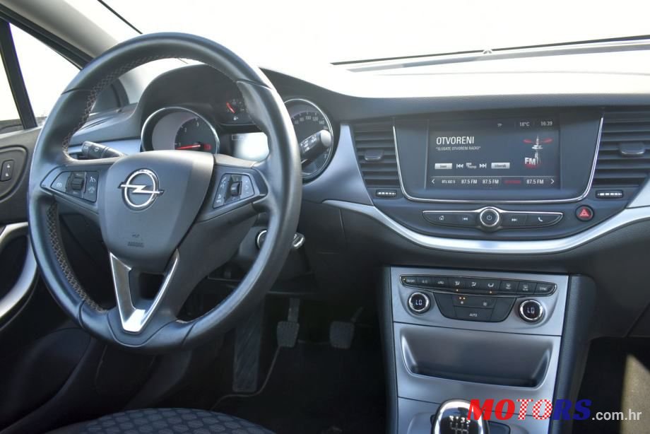 2017' Opel Astra Karavan photo #4