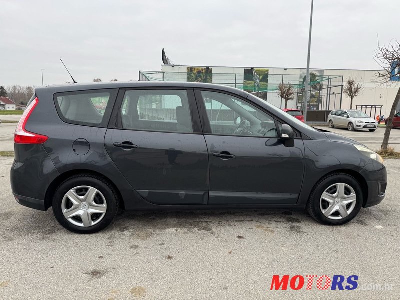 2011' Renault Megane Scenic 1.5Dci photo #6