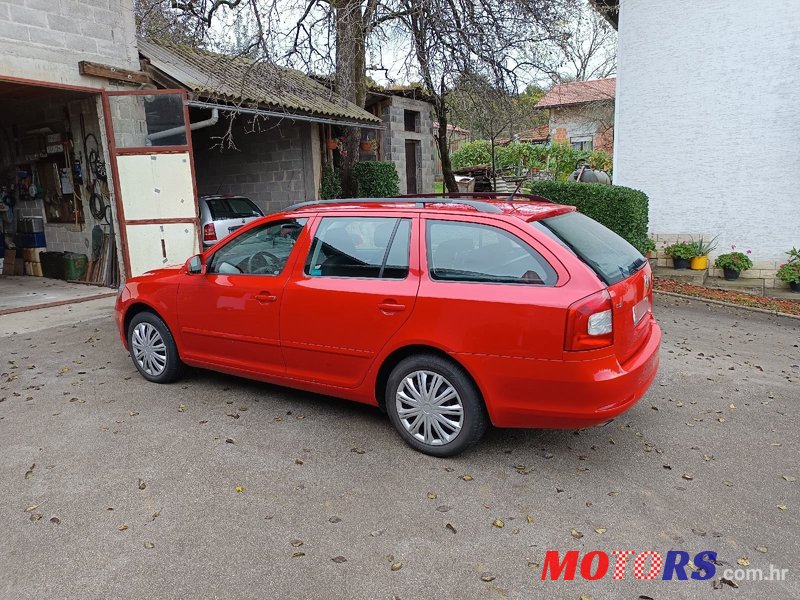 2011' Skoda Octavia Combi photo #2