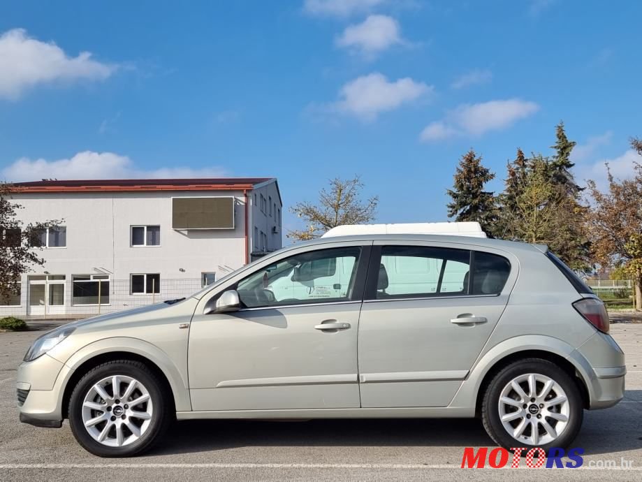 2005' Opel Astra photo #2