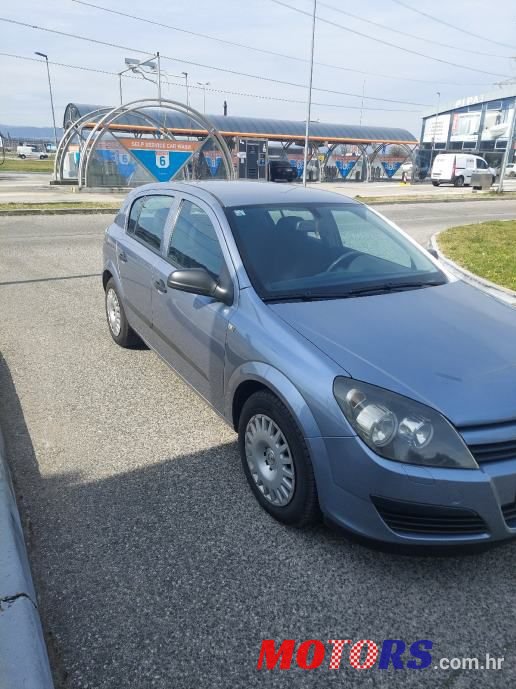 2005' Opel Astra photo #1