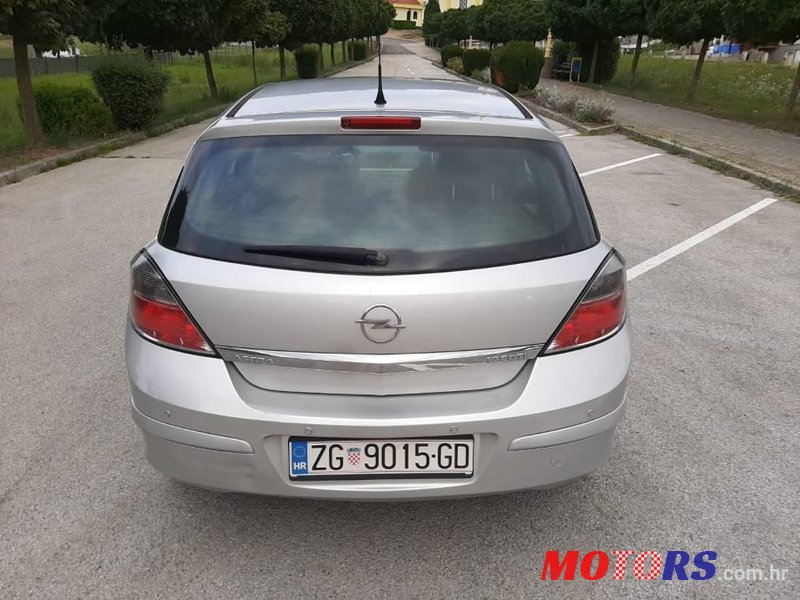 2011' Opel Astra photo #5
