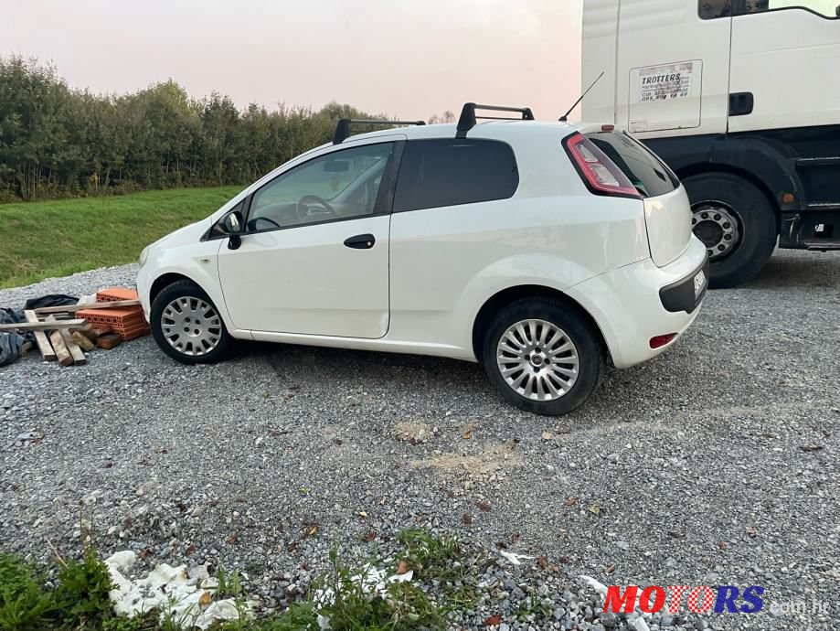 2011' Fiat Punto Evo photo #2