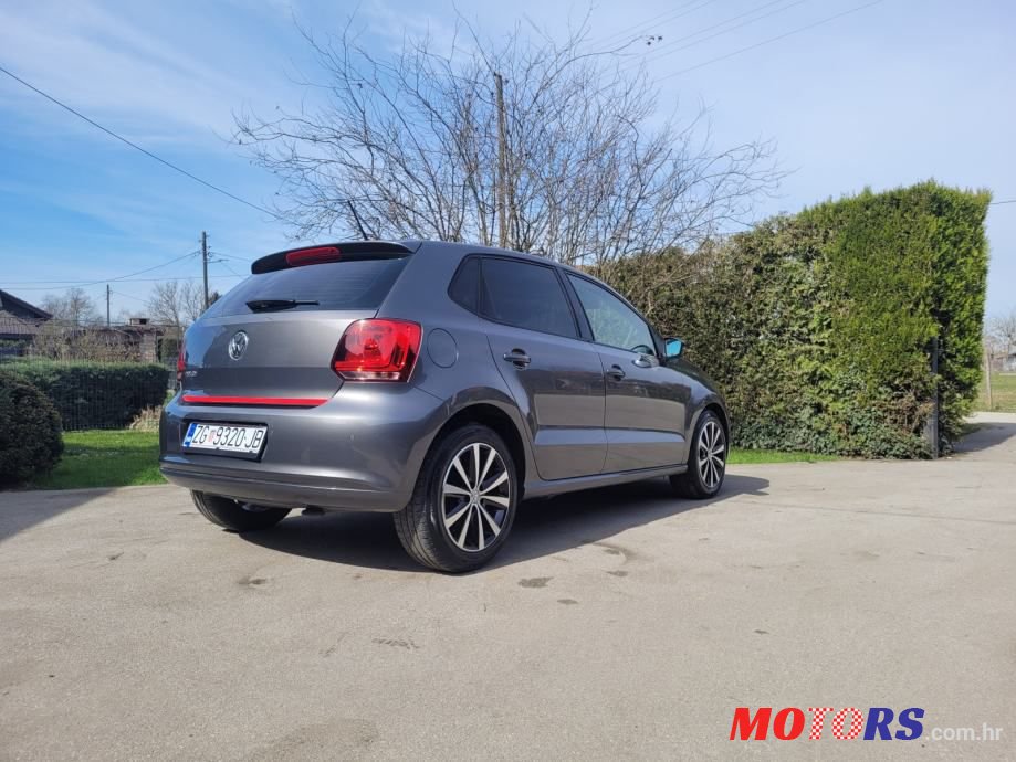 2013' Volkswagen Polo photo #2