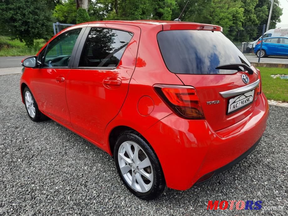 2015' Toyota Yaris Hybrid photo #4